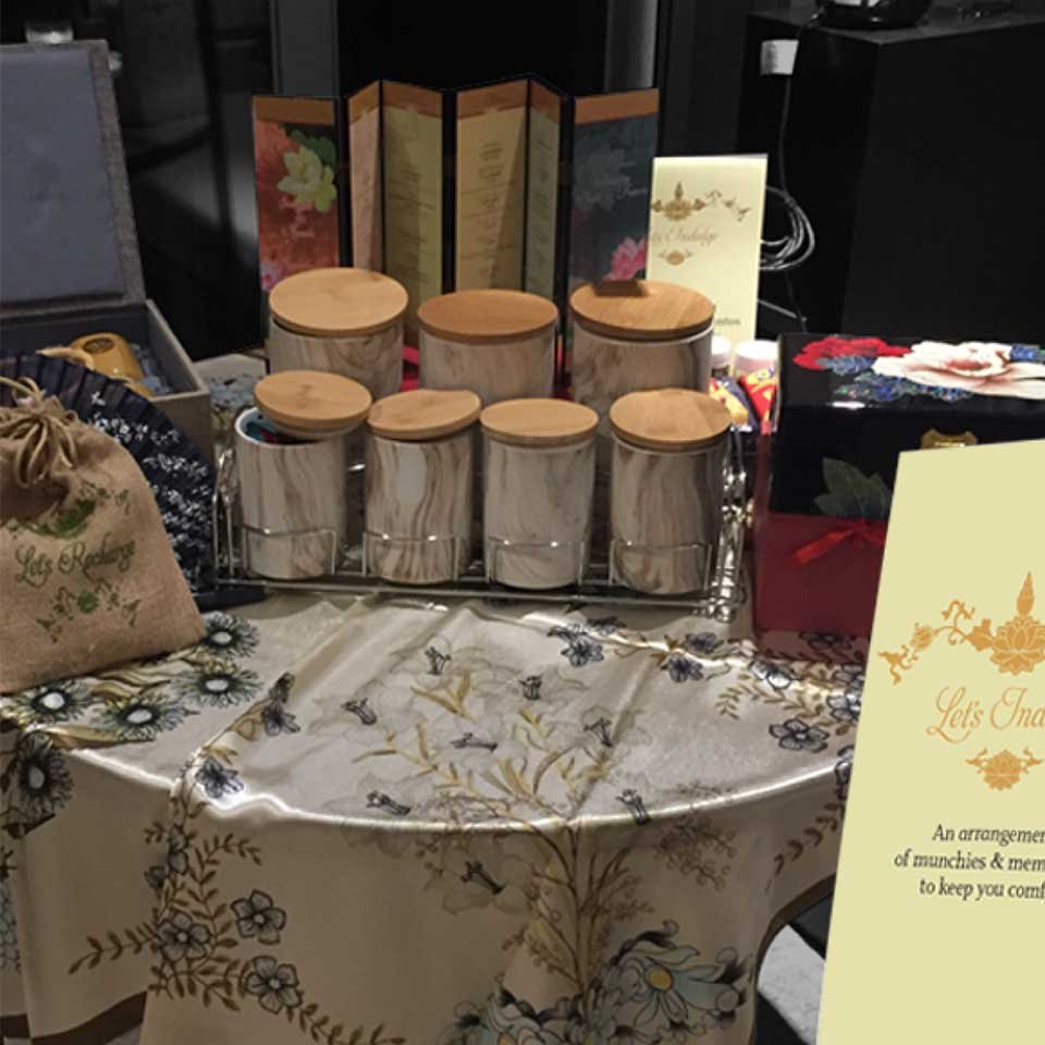 https://old.wysiwyg.co.in/sites/default/files/worksThumb/siddha-wedding-design-welcome-room-kit-gifts-2018.jpg